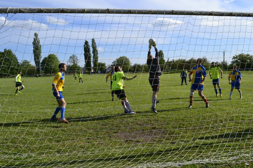 Іскра - Златокрай 16 травня 01